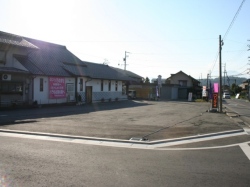 駐車場から酒蔵へ